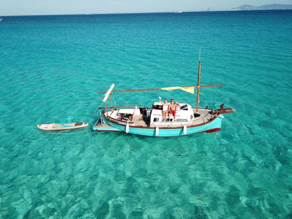 Llaut de alquiler en formentera en aguas cristalinas