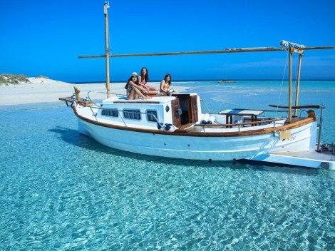 Navegación en llaud por los acantilados de Cap de Barbaria, Formentera.