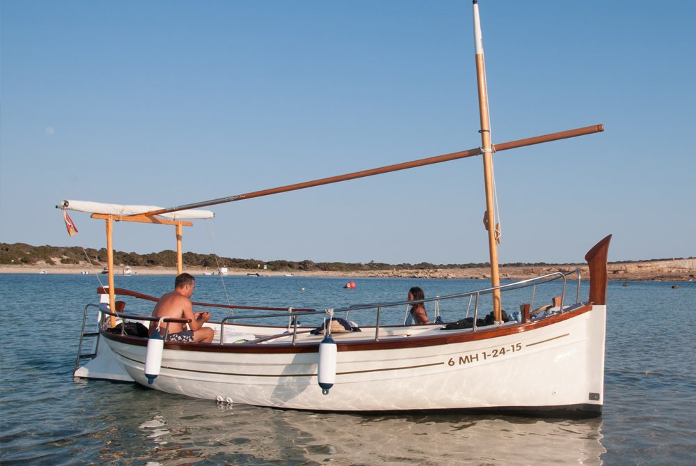 Barco tradicional tipo llaud disponible para alquilar en el puerto de La Savina, Formentera.