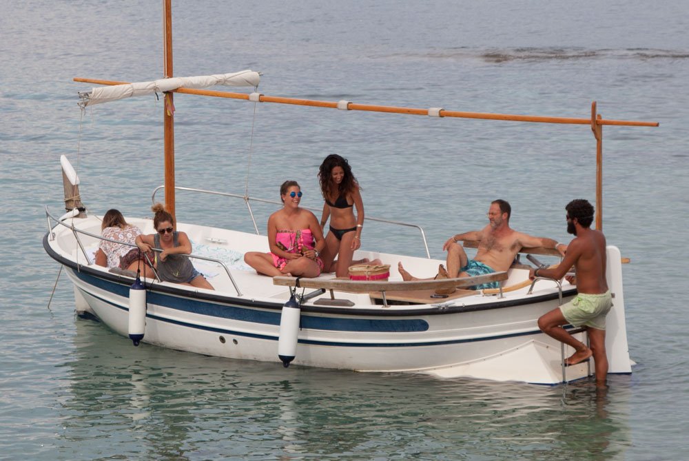 Personas disfrutando del alquiler de barco en Formentera. Llüd la Forge