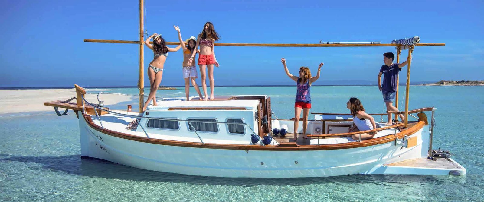 Llaud fondeado en las aguas cristalinas de Ses Illetes, Formentera.